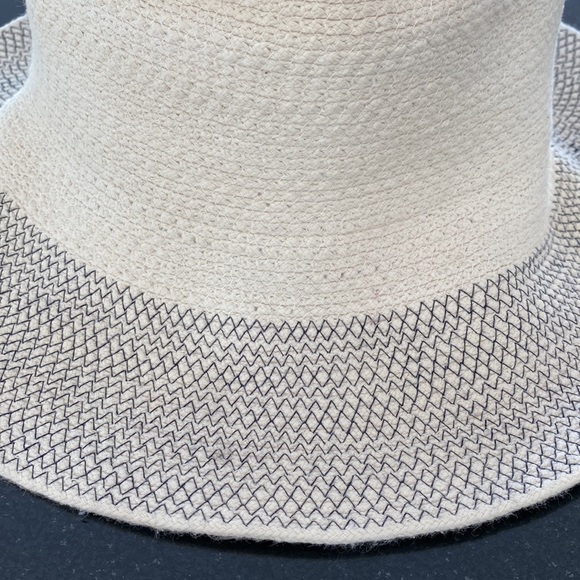 Beautiful hat - Picture 3 of 7